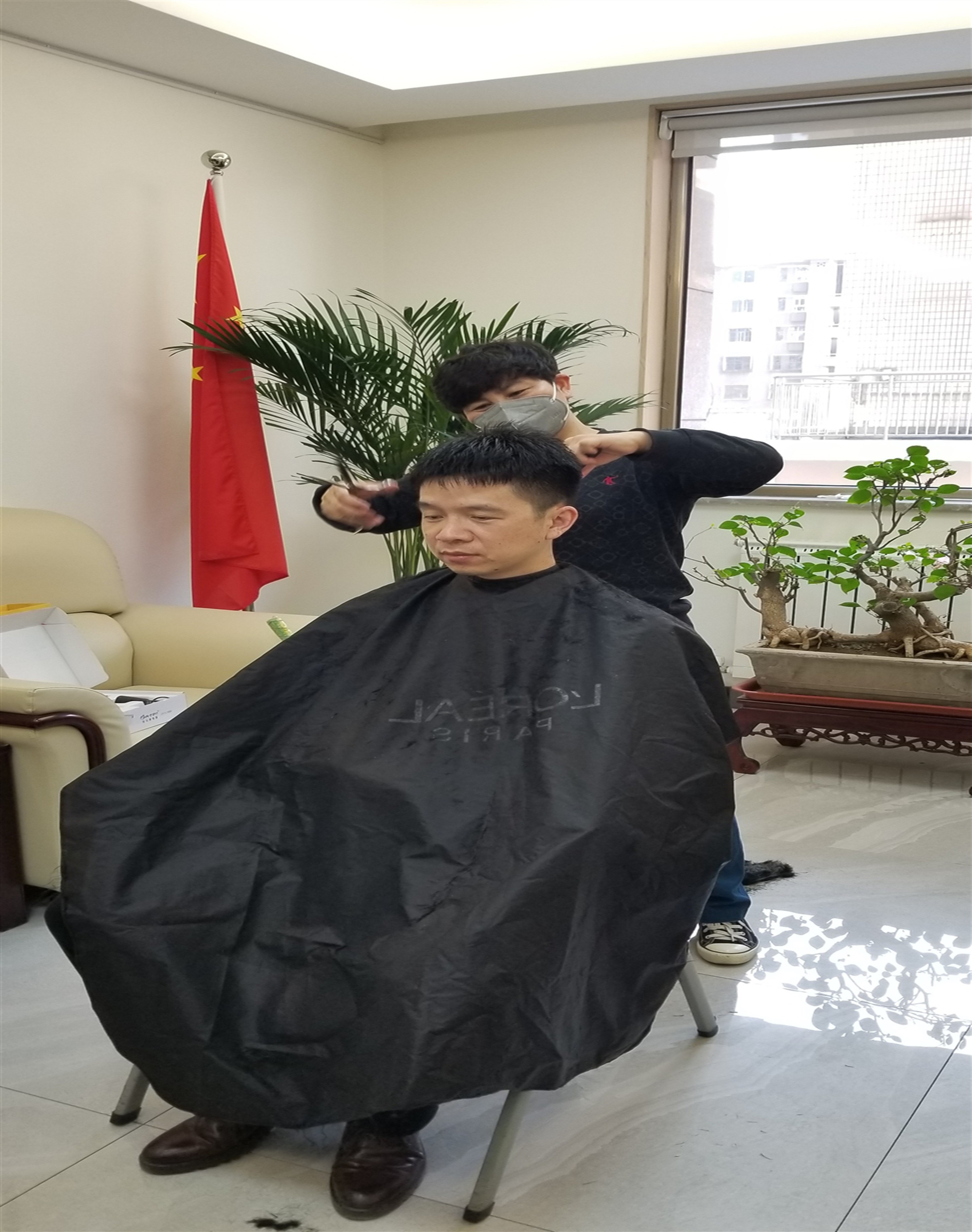 暖心！疫情期間我們的“最美理發(fā)師”